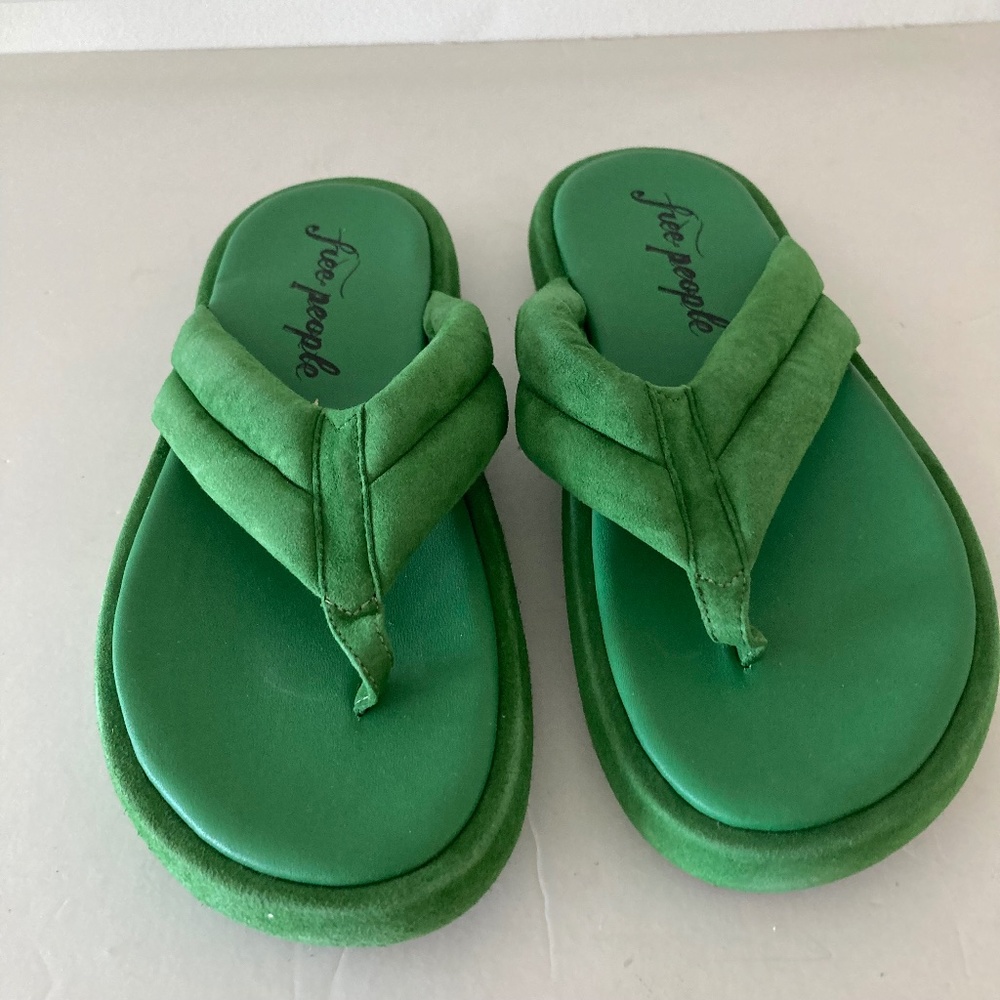 NWOT Free People Wonderland Green Leather Thong Sandals Sz 40